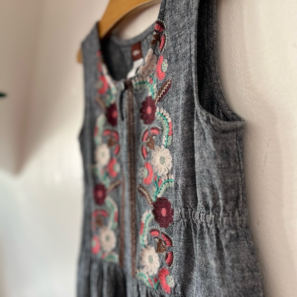 EUC Tea Collection sz 7 girls tiered chambray embroidery dress full skirt MINT - Picture 2 of 11